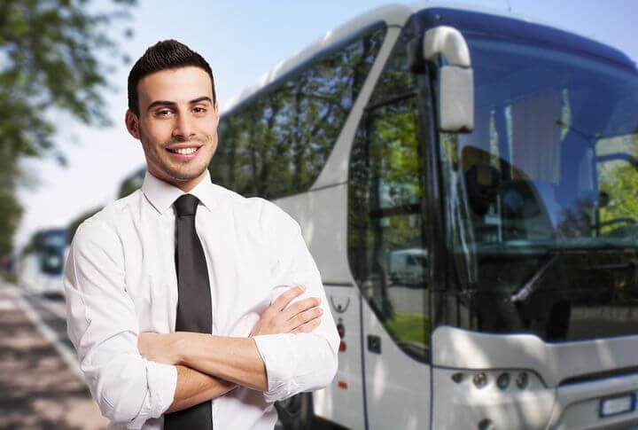 junger Mann posiert vor seinem Autobus