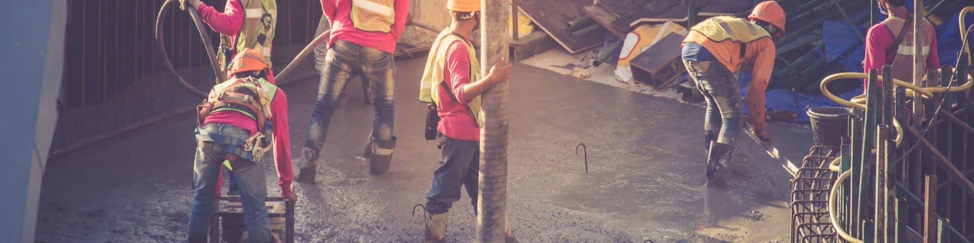 bauarbeiter mit Warnwesten am arbeiten auf dem Bau