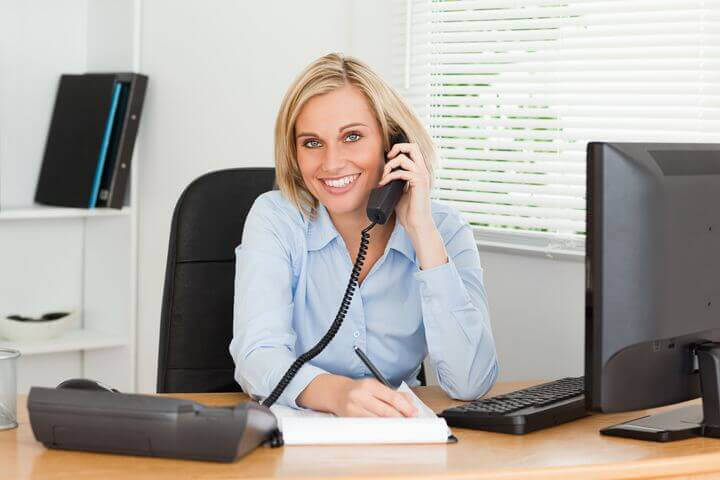 Blonde frau beim lachend beim telefonieren