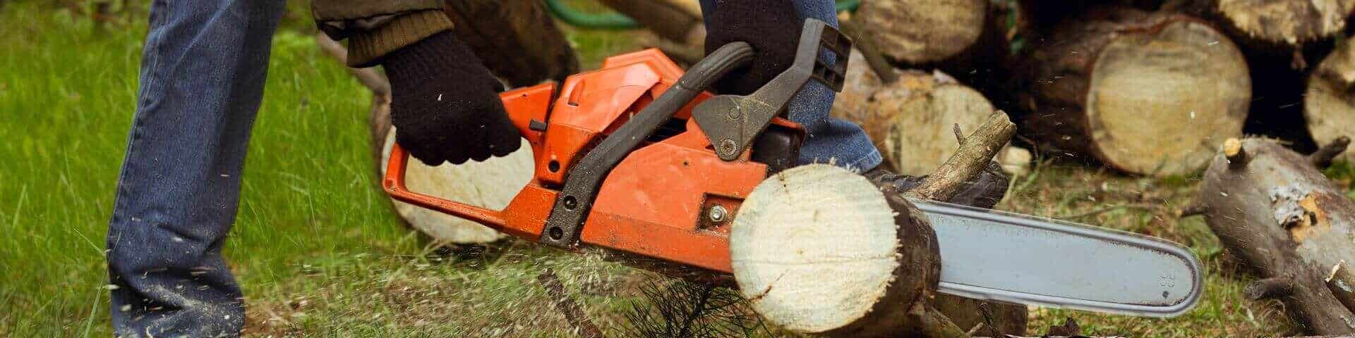 Kettensaege die in einem baum steckt