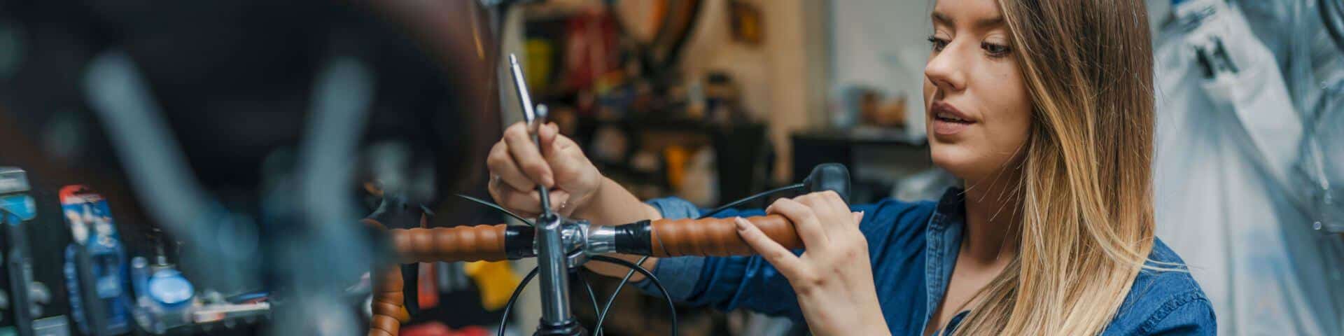 junges Maedchen das an einem fahrradlenker arbeitet