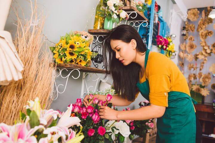 Floristin bindet einen straus Blumen