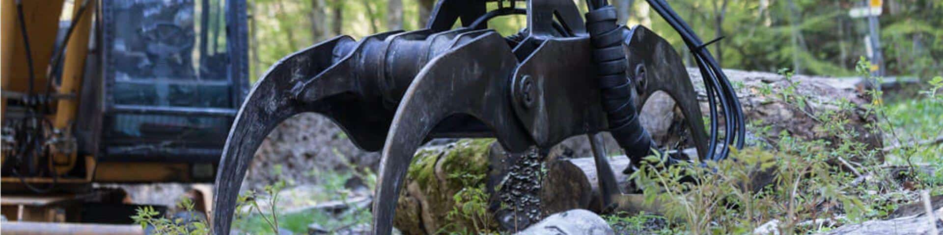 bagger hebt greift nach baum