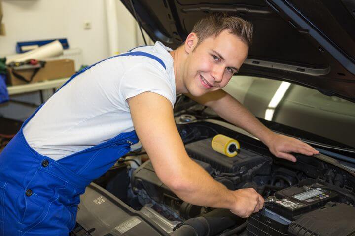 Mechaniker in der Motorhaube