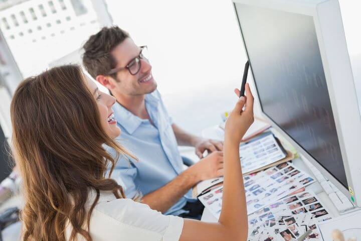 medienfachmann und medienfachfrau besprechen neues designe