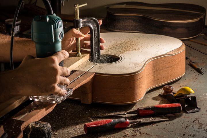 Gitarre wird gebaut