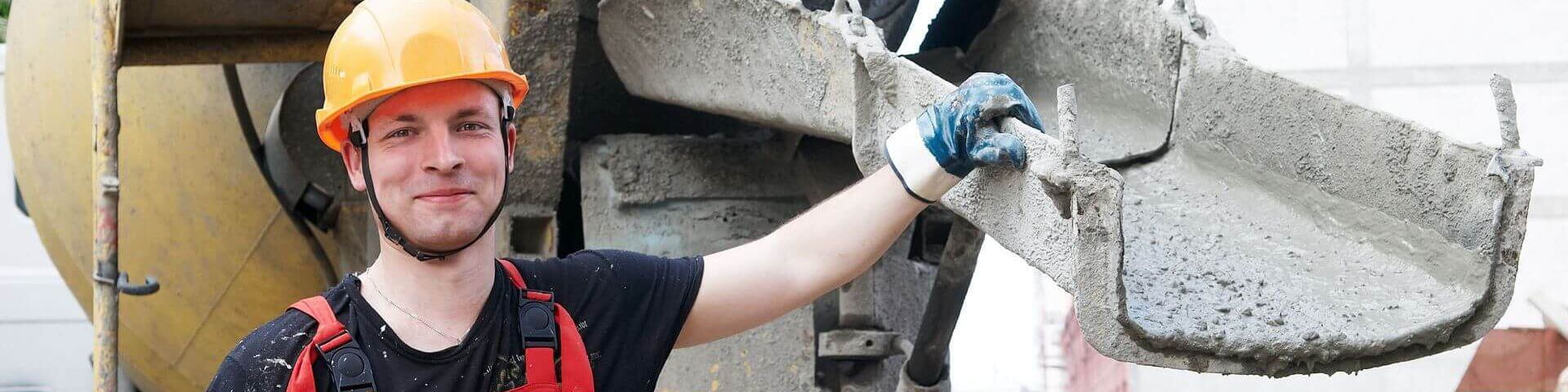 Mann auf der baustelle lacht in die kamera