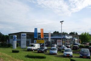 Autohaus Dornach Ansicht Gebäude mit Autos davor