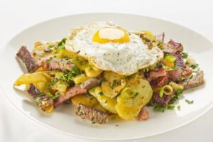 Hauptgericht Fleisch mit Kartoffeln und Spiegelei