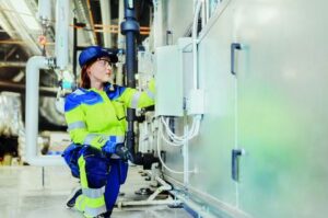 Caverion Servicetechnikerin Am Arbeiten