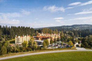 Luftaufnahme Hotel Guglwald im Herbst (c) Alexander Kaiser