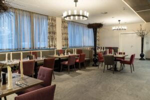 lehrbetrieb-adler-resort-hotelrestaurant-tische-mit-gedeck