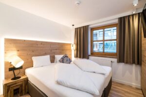 lehrbetrieb-adler-resort-hotelzimmer-doppelbett-an-fenster