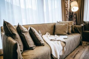 lehrbetrieb-adler-resort-sofa-im-zimmer-chilloutarea