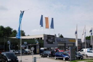 Aussenansicht Autohaus und Parkplatz