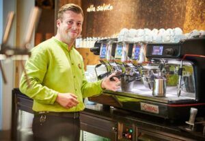 Barista betätigt Kaffeemaschine