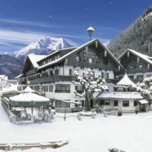 Aussenansicht Hotel im Winter