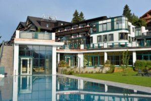 Aussenansicht Hotelanlage mit Pool und Poolhaus