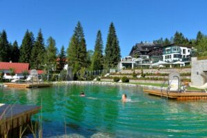 Aussenansicht Hotel mit Blick auf Naturpool