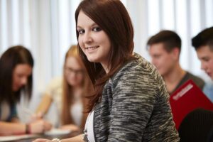 Lehrmädchen im Blazer bei Weiterbildung