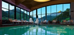 Indoorpool mit Blick auf die Berge