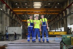 Gruppenfoto Lehrlinge in Firmenhalle