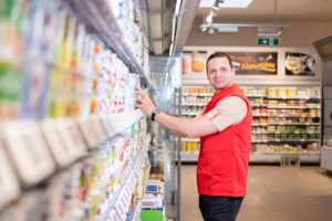 Lehrbetrieb Billa Ag Mitarbeiter Beim Schlichten Der Molkereiprodukte