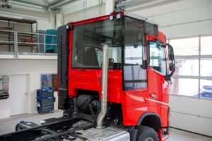 rot lackierter LKW in Werkstatt