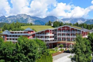 Aussenansicht Hotelanlage im Sommer