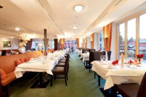 Hotelrestaurant mit gedeckten Tischen