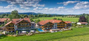 Luftaufnahme Hotelanlage im Sommer