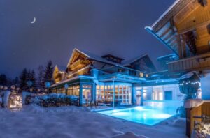 Ansicht Outdoorpool beleuchtet abends im Winter