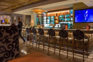 Hoteleigene Bar mit TV-Screen