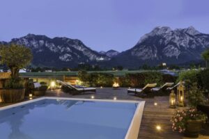 Ausblick auf den Pool mit Liegen und Bergkulisse