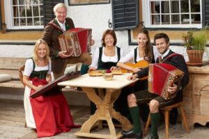 Gruppenfoto Gastgeberfamilie mit Instrumenten