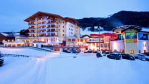 Aussenansicht Hotelanlage mit Parkplatz im Winter