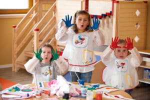 Gruppenfoto aus dem Kinderclub bunte Hände hoch