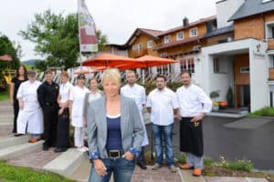 Gruppenfoto Hotelmitarbeiter vor Hoteleingang