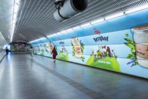 Brandwerbung in Ubahnstation