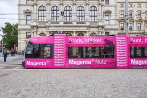 gebrandete Straßenbahn mit Folie Wien