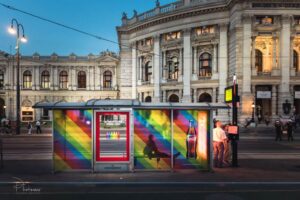 Werbung an Straßenbahnhaltestelle vor Burgtheater