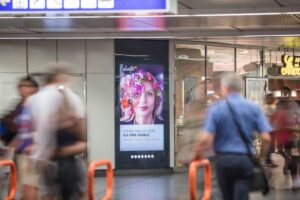 Werbung auf Screen am Westbahnhof