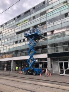 Aussenansicht Hubwagen an Glasgebäude