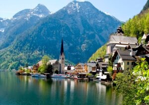 Aussenansicht in traumhafter Bergkulisse und Aussicht auf den See