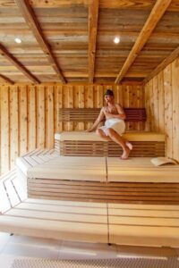 Mann sitzt in Holzsauna