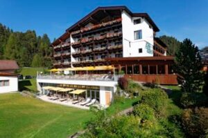 Aussenansicht Hotel mit Liegewiese im Sommer