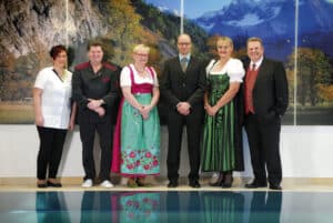 Lehrbetrieb Hotel Achentalerhof Mitarbeiter Am Pool Teamfoto