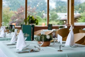 Nahaufnahme gedeckter Tisch mit Blick in die Berge