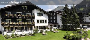 Aussenansicht Hotelanlage mit Liegewiese im Sommer