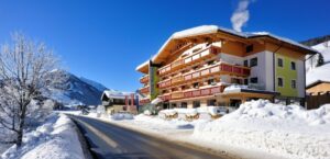 Aussenansicht Hotel im Winter